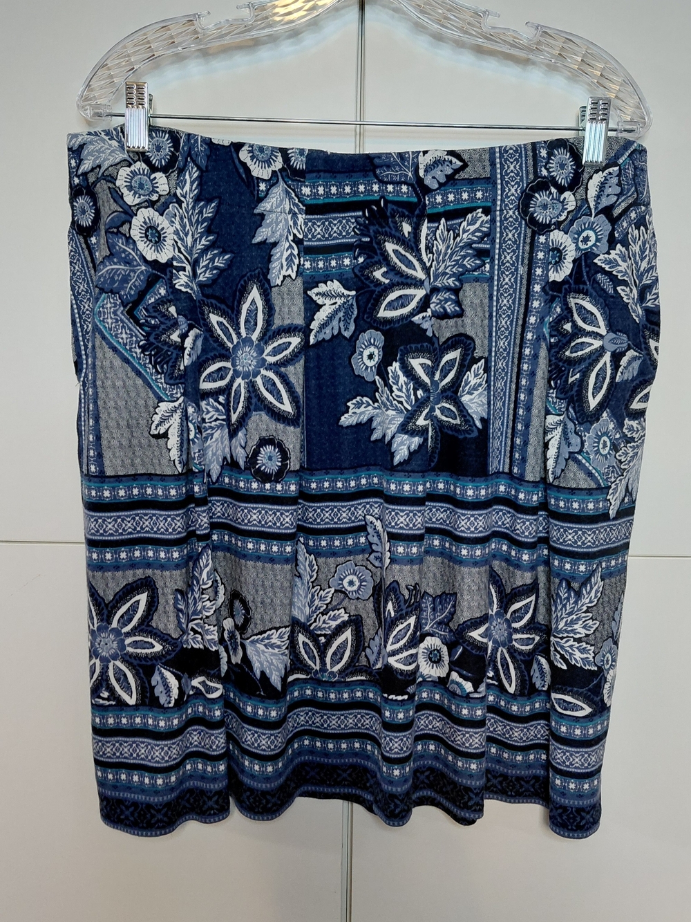 J. Jill Size Large Navy Blue and White Floral Print Mini Skirt, Stretchy Comfort